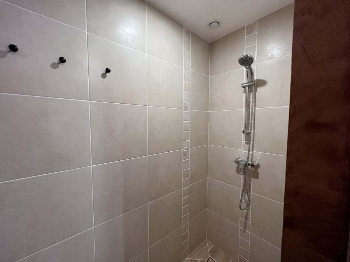 Bel Appartement Au Centre Du Vieux Joigny Esterno foto