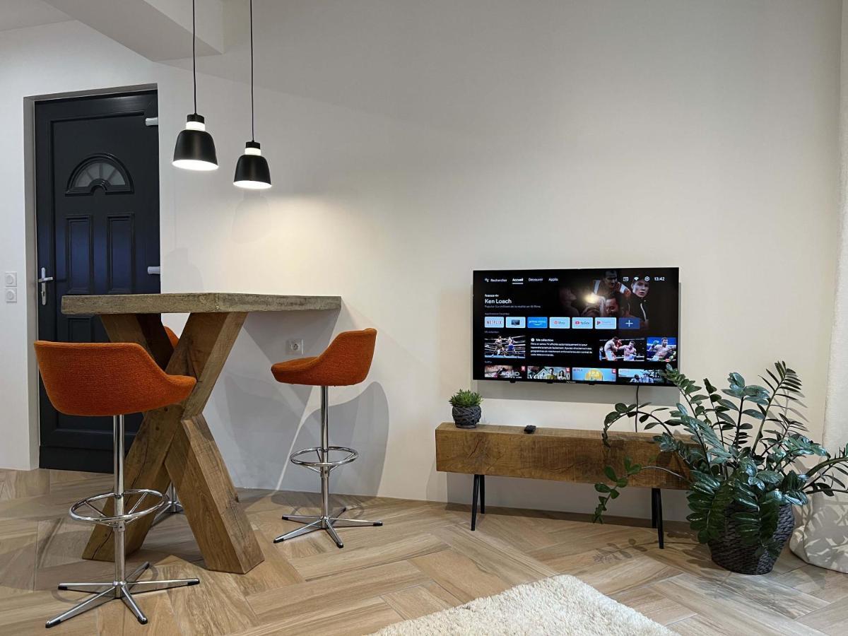 Bel Appartement Au Centre Du Vieux Joigny Esterno foto