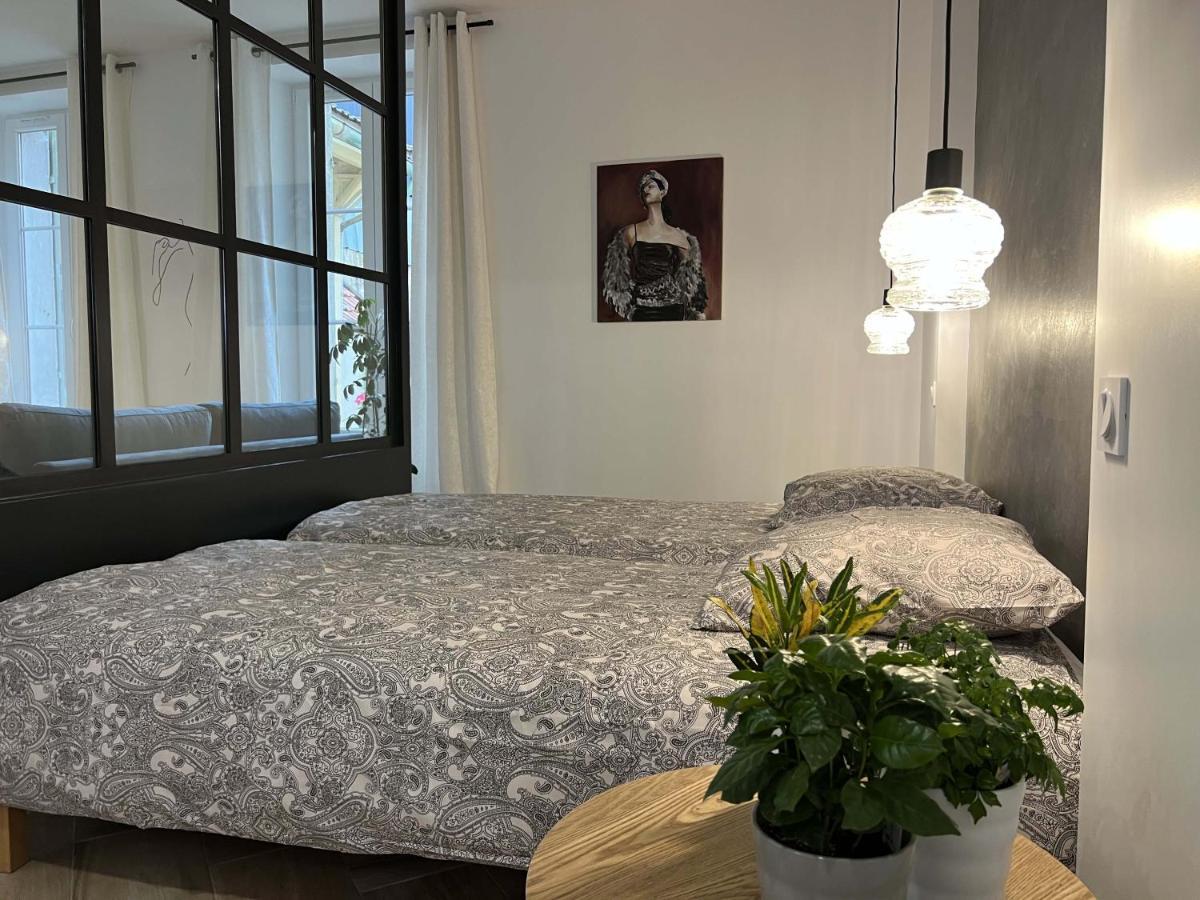 Bel Appartement Au Centre Du Vieux Joigny Esterno foto