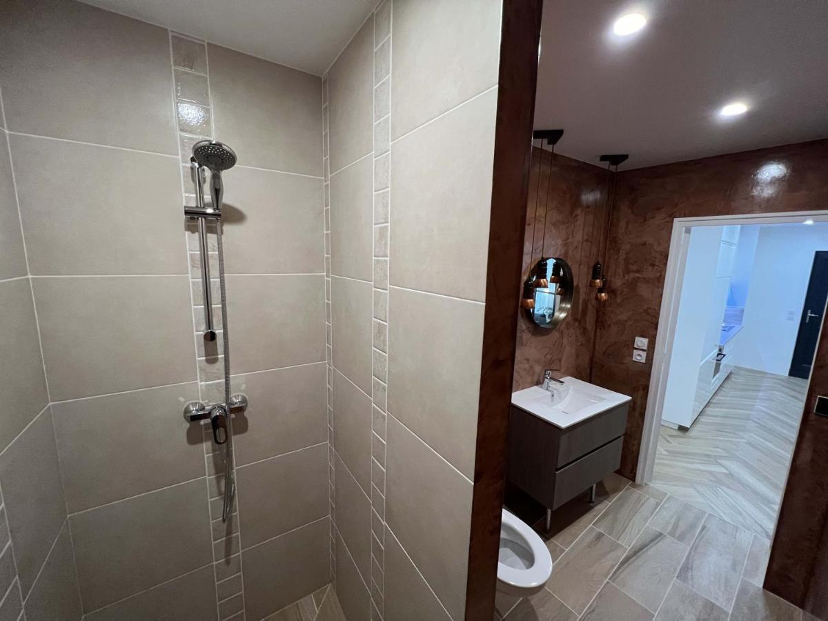 Bel Appartement Au Centre Du Vieux Joigny Esterno foto